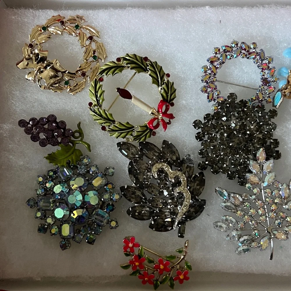 Elegant Assorted Vintage Brooch Set - Picture 4 of 4